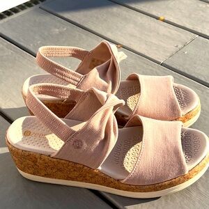 Bees Women’s Remix Wedge Sandal size 9